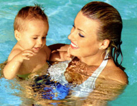 Любопытный дельфиненок