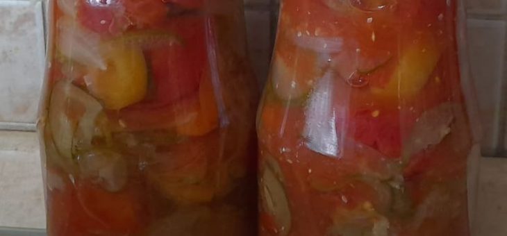 Салат на зиму «быстрый» из помидор, огурцов, перца, лука